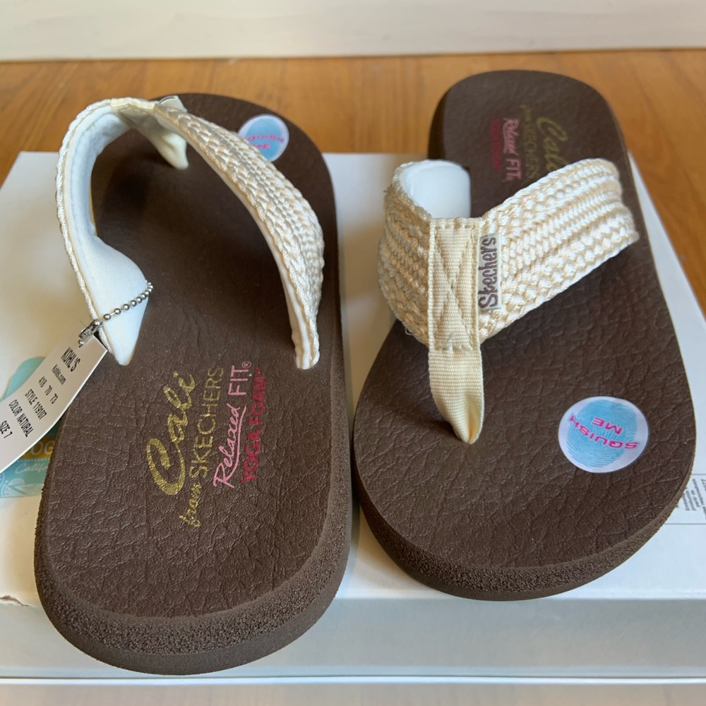 ☀️3/$25 NWT Cali by Sketchers Comfort Foam Flip-Flops